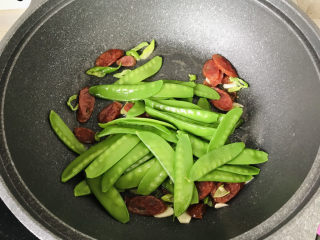 12、荷兰豆炒香肠,加入焯好的荷兰豆翻炒；