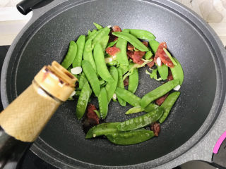 13、荷兰豆炒香肠,倒入少许生抽调味；