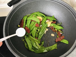 14、荷兰豆炒香肠,再加小半勺盐；