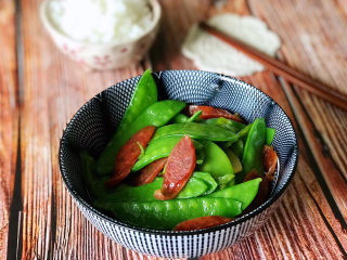 16、荷兰豆炒香肠,香肠油润，荷兰豆翠绿，配色亮眼，吃起来更是香脆美味。