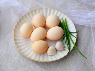 1、糖醋荷包蛋,准备好所有食材。