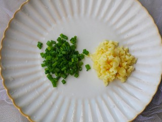 2、糖醋荷包蛋,葱蒜切末。