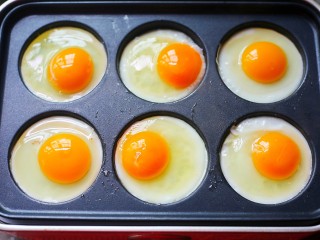 11、糖醋荷包蛋,打入鸡蛋。