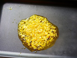 13、糖醋荷包蛋,锅中爆香蒜末。