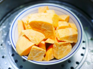 1、口感超赞的黄金红薯球,红薯去皮洗干净切块蒸熟。