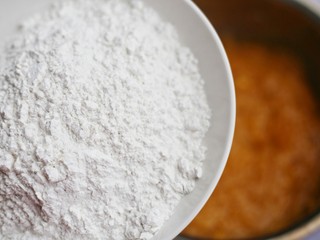 6、口感超赞的黄金红薯球,同步加上糯米粉搅拌均匀。