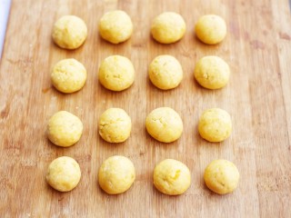 7、口感超赞的黄金红薯球,红薯泥搓圆成大小均等的圆球。