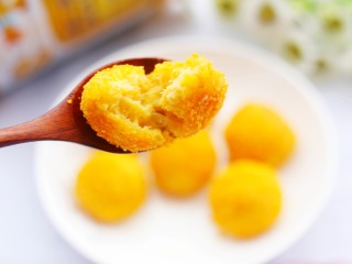 13、口感超赞的黄金红薯球,味道太赞了。