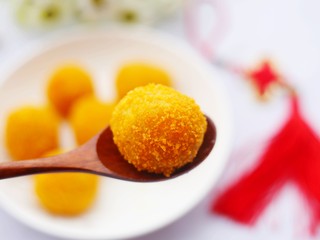 15、口感超赞的黄金红薯球,来一个。