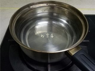 4、白菜酱油面,奶锅倒入适量清水，烧开；