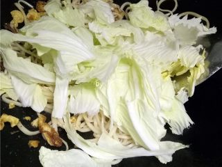 12、白菜酱油面,放入白菜翻炒；