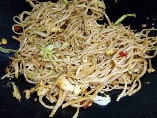 14、白菜酱油面,淋入适量芝麻油；翻炒均匀，关火；
