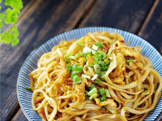 15、白菜酱油面,出锅，盛出，撒葱花。