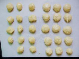 2、葱花油酥饼,将油皮和油酥分别分成18等份