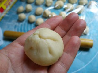 7、酥皮鲜肉月饼,如图将口捏紧滚圆