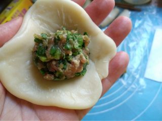 12、酥皮鲜肉月饼,如图包入腌制好的肉馅