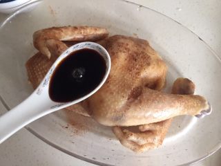 7、电饭煲烤鸡,开始倒入两勺料酒,两勺生抽、一勺半老抽和一勺红醋