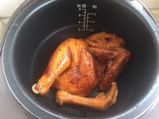11、电饭煲烤鸡,放入电饭煲,所有料汁倒入,再加入半小碗水(吃饭的小碗)。液体只需底部一点点即可。然后盖上锅盖,按标准煮饭键开煮
