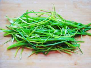 1、芝麻香葱饼干,香葱清洗干净沥干水分,选葱叶部分做饼干。