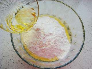 4、芝麻香葱饼干,面粉里加入盐,小苏打,倒入玉米油。