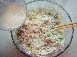 7、芝麻香葱饼干,面粉搅拌几下倒入酵母水。