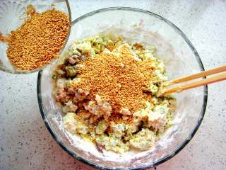 9、芝麻香葱饼干,加入适量的熟芝麻会更香(没有芝麻可忽略不加)