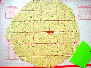 13、芝麻香葱饼干,用刮板分切成均匀的小块。(余下的边角料再和成面团擀薄片)