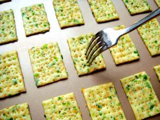 15、芝麻香葱饼干,用叉子扎出小孔。(扎孔一是为了烘烤时不鼓起,二是也更美观)