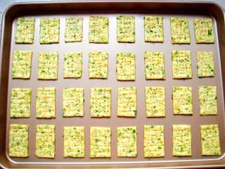 16、芝麻香葱饼干,放置一旁再次松弛15分钟。