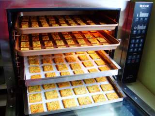 18、芝麻香葱饼干,烘烤时间到,香气扑鼻的饼干出炉啦!