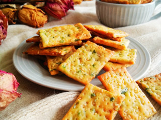 19、芝麻香葱饼干,成品图,待饼干晾凉后会非常酥脆。