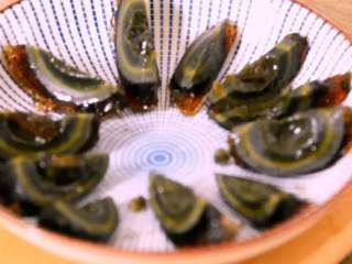 5、金针菇搭配上皮蛋真的一绝,不信可以试试看哦!,皮蛋切成块后摆盘