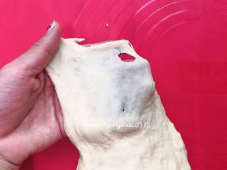 2、奶香排包,然后看一下状，揉成光滑的面团，揉至扩展阶段