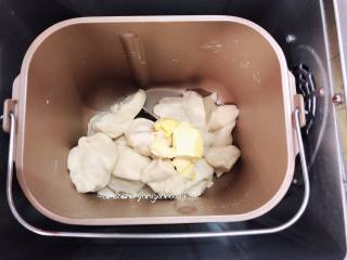 3、奶香排包,这个状态可加入20g的黄油继续揉