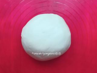 5、奶香排包,把面团揉圆放在一旁用保鲜膜盖住，松弛15分钟