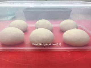 6、奶香排包,再把面团分成6等份，滚圆后盖保鲜膜松弛20分钟