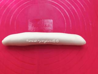 8、奶香排包,一头压薄从上往下卷，捏紧收口