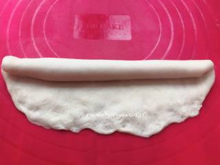 9、奶香排包,搓成长条状，（如图）然后稍微搓一下让形状更好看些