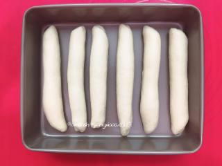 11、奶香排包,放进烤箱内发酵至1.5倍大，手指粘面粉在面团上轻摁表面可缓慢回弹就可以了