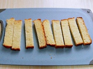 2、简单快手小零食～黑芝麻椰香吐司条,首先将吐司切成条。(我的吐司提前做的，买来的也可以哈)