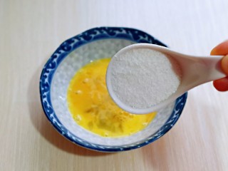 4、简单快手小零食～黑芝麻椰香吐司条,加入椰蓉。