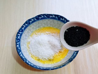 5、简单快手小零食～黑芝麻椰香吐司条,再加入黑芝麻。