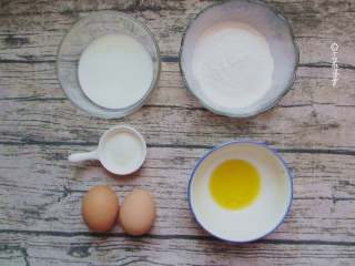 1、舒芙蕾松饼,低粉45克 鸡蛋2个 牛奶30克 黄油30克 糖34克 