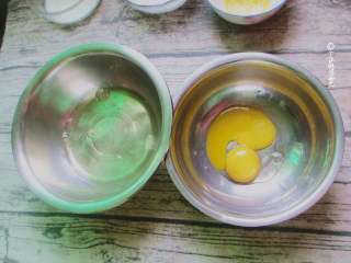 2、舒芙蕾松饼,蛋黄和蛋清分离