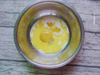 3、舒芙蕾松饼,蛋黄、牛奶、黄油混合，用蛋抽搅拌均匀