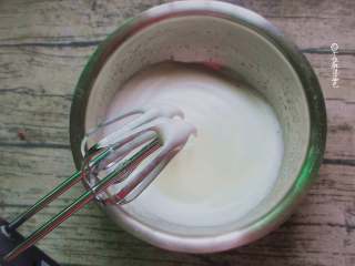 6、舒芙蕾松饼,蛋清分三次加入细砂糖，打发至硬性发泡状。