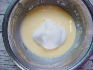 7、舒芙蕾松饼,用刮刀刮1/3的蛋白霜到蛋黄糊中，翻拌均匀