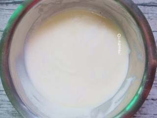 8、舒芙蕾松饼,翻拌均匀的面糊倒入剩下的蛋白霜中翻拌均匀