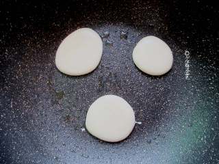 9、舒芙蕾松饼,煎锅小火，放入少许黄油，融化后用厨房纸巾轻轻擦拭一下，浇上一勺舒芙蕾面糊，盖上盖子，让热气烘熟松饼，1分钟。