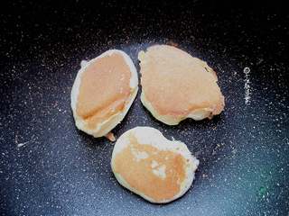 10、舒芙蕾松饼,翻一面，盖上盖子继续小火烘1分钟